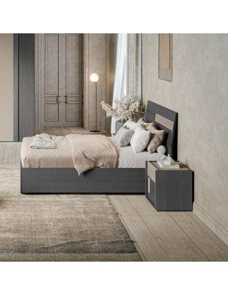 Camera da letto Faba con armadio 6 ante battenti in grigio e talco e letto contenitore in legno colore grigio e dettaglio tal...